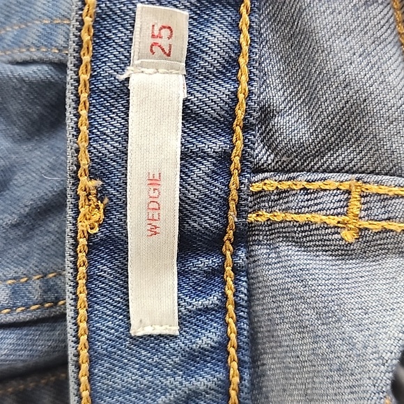 Levi's Premium Wedgie medium wash denim blue jeans button fly 5 pocket Size 25 - Picture 6 of 13